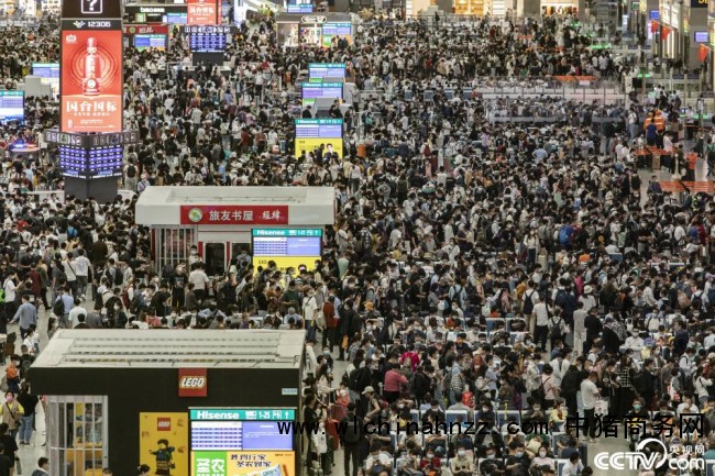 2022年9月30日，上海虹桥火车站，国庆小长假将至，车站内人山人海。 视觉中国