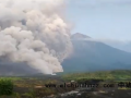 印尼火山喷发热灰直冲云霄 数千人紧急逃离