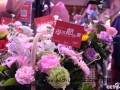 沈阳：市民购买鲜花迎母亲节