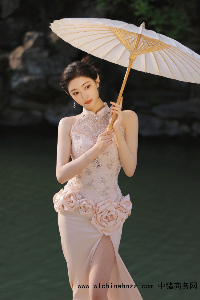 许佳琪粉色旗袍撑油纸伞 化身江南佳丽湖中漫步