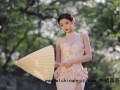 许佳琪粉色旗袍撑油纸伞 化身江南佳丽湖中漫步