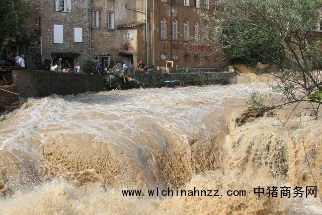 平江暴雨为何洪水排不出去 道路塌方引担忧